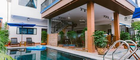 Una piscina al aire libre