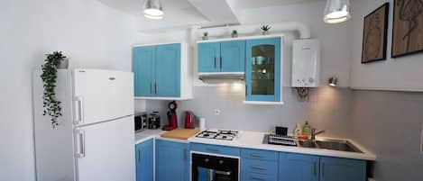 Frigorifero, microonde, forno, piano cottura