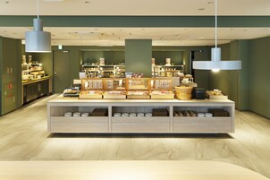 Svédasztalos reggeli mindennap (fejenként JPY 2500 áron)