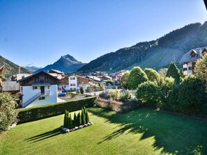 A residential area with houses, a well-maintained lawn, and a mountain in the background. - Spacious Studio for 4 with Balcony, Near Ski Lifts & Shops, Morzine Center (Morzine)
