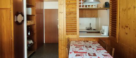 Kjøleskap, mikrobølgeovn, oppvaskmaskin og kaffetrakter/tekoker