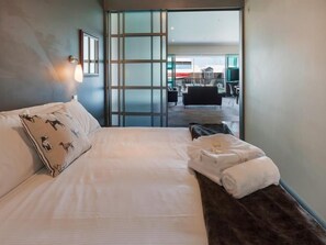 Premium bedding, individually decorated, individually furnished, desk - Waterfront Seaview Hotel Apartments (Auckland)