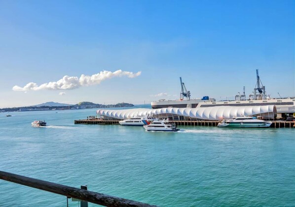 Apartamento superior, 1 cama Queen e sofá-cama, sacada, vista para o mar | Terraço/pátio