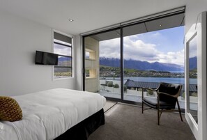 4 bedrooms, desk, iron/ironing board, travel crib