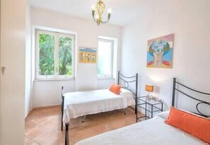 3 habitaciones, tabla de planchar con plancha, cuna de viaje y wifi 