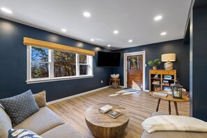 Smart TV, chimenea, oficina