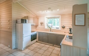 Kjøleskap, ovn, kokeplater og oppvaskmaskin