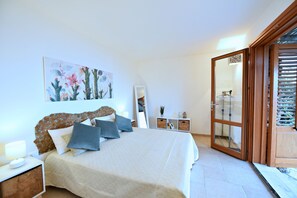 5 soverom, safe på rommet, skrivebord og strykejern/-brett