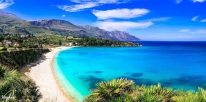 Nær stranden og solsenger