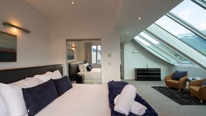 5 bedrooms, desk