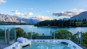 Outdoor spa tub - Walk to town 5 bedroom house spa pool table (Queenstown)