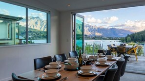Dining - Walk to town 5 bedroom house spa pool table (Queenstown)