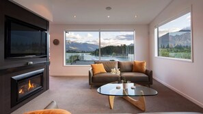 Smart TV, offices - Walk to town 5 bedroom house spa pool table (Queenstown)