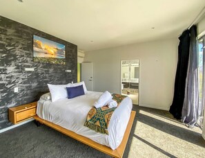 4 habitaciones, escritorio y tabla de planchar con plancha