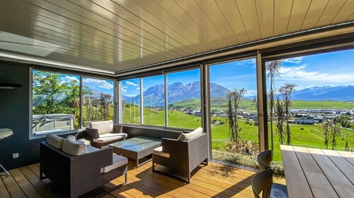 Horoeka House Stunning views and spa Pool