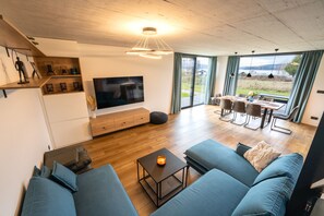 Flat-screen TV - Villa with nice Lipno lake view - 5 min from the beach (Černá v Pošumaví)