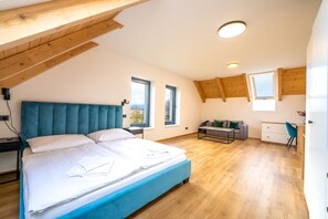 4 bedrooms, desk, WiFi