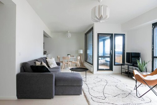 2ndhomes Modern 1BR Apartment w Balcony