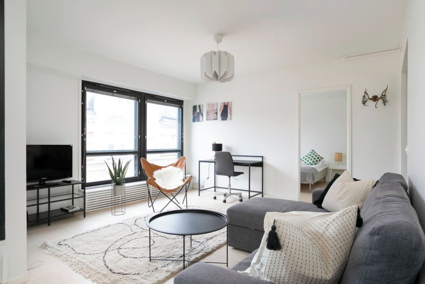 Premium appartement | Woonkamer | Een 36-inch televisie met kabelzenders
