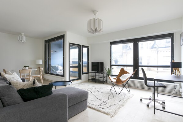 Lägenhet Premium | Vardagsrum | 36-tums tv med kabelkanaler