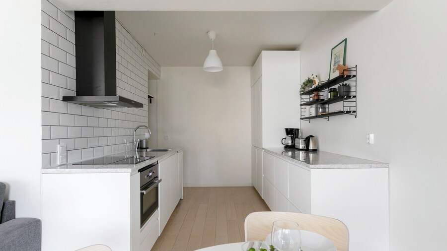2ndhomes モダンな1BR アパート w バルコニー