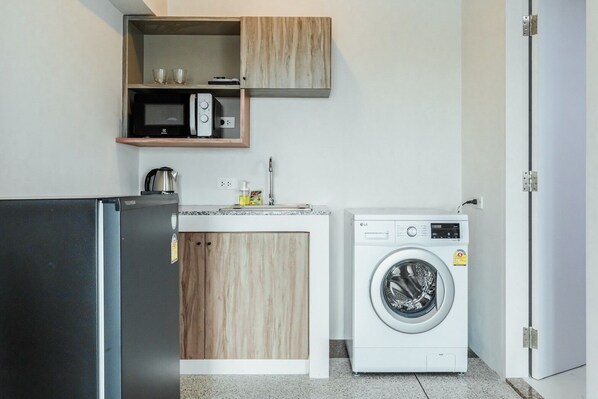Deluxe Studio | Private kitchen | Fridge, microwave