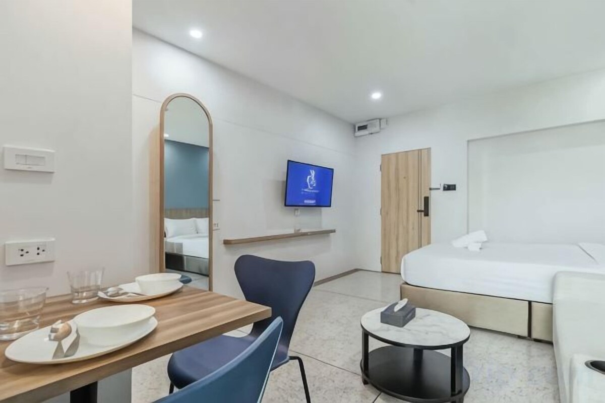 In-room safe, WiFi (free), bed sheets
