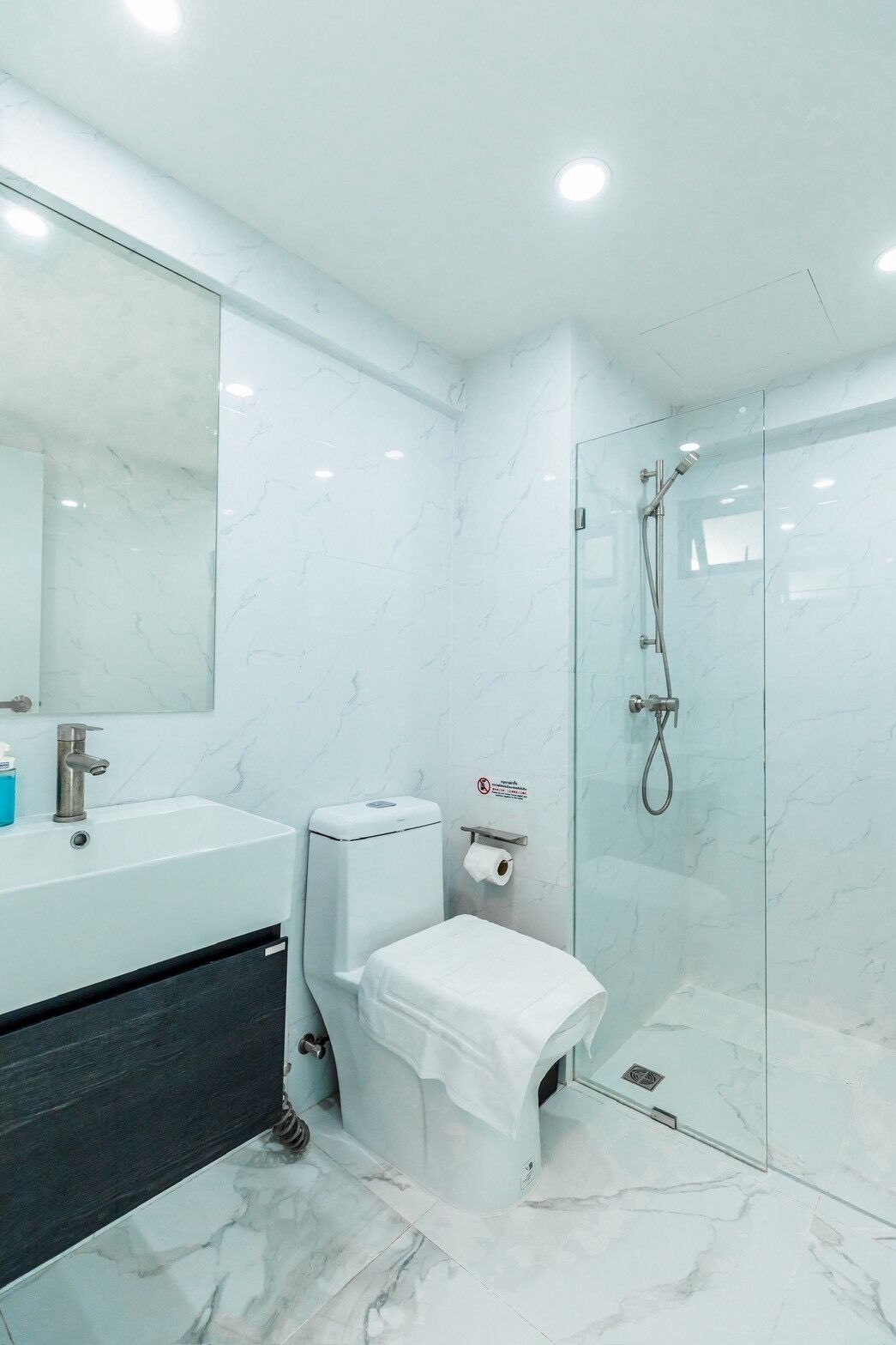 Douche, sèche-cheveux, bidet, serviettes fournies