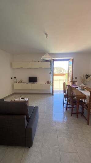 TV, fireplace - Quiet apartment in the coutryside of Marche (Cagli)