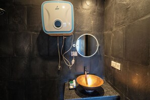 Deluxe-værelse | Badeværelse | Bruser, gratis toiletartikler, Toiletpapir
