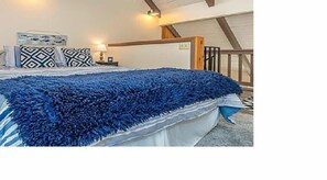 3 bedrooms, free WiFi - In the Heart of Deep Creek, Wood Fire, steps Lake, Coffee, Pizza, minutes Whisp, (Oakland)