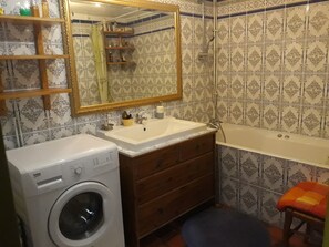 Duschwanne, Haartrockner, Handtücher, Seife