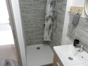 Dusche, umweltfreundliche Kosmetikartikel, Haartrockner, Handtücher
