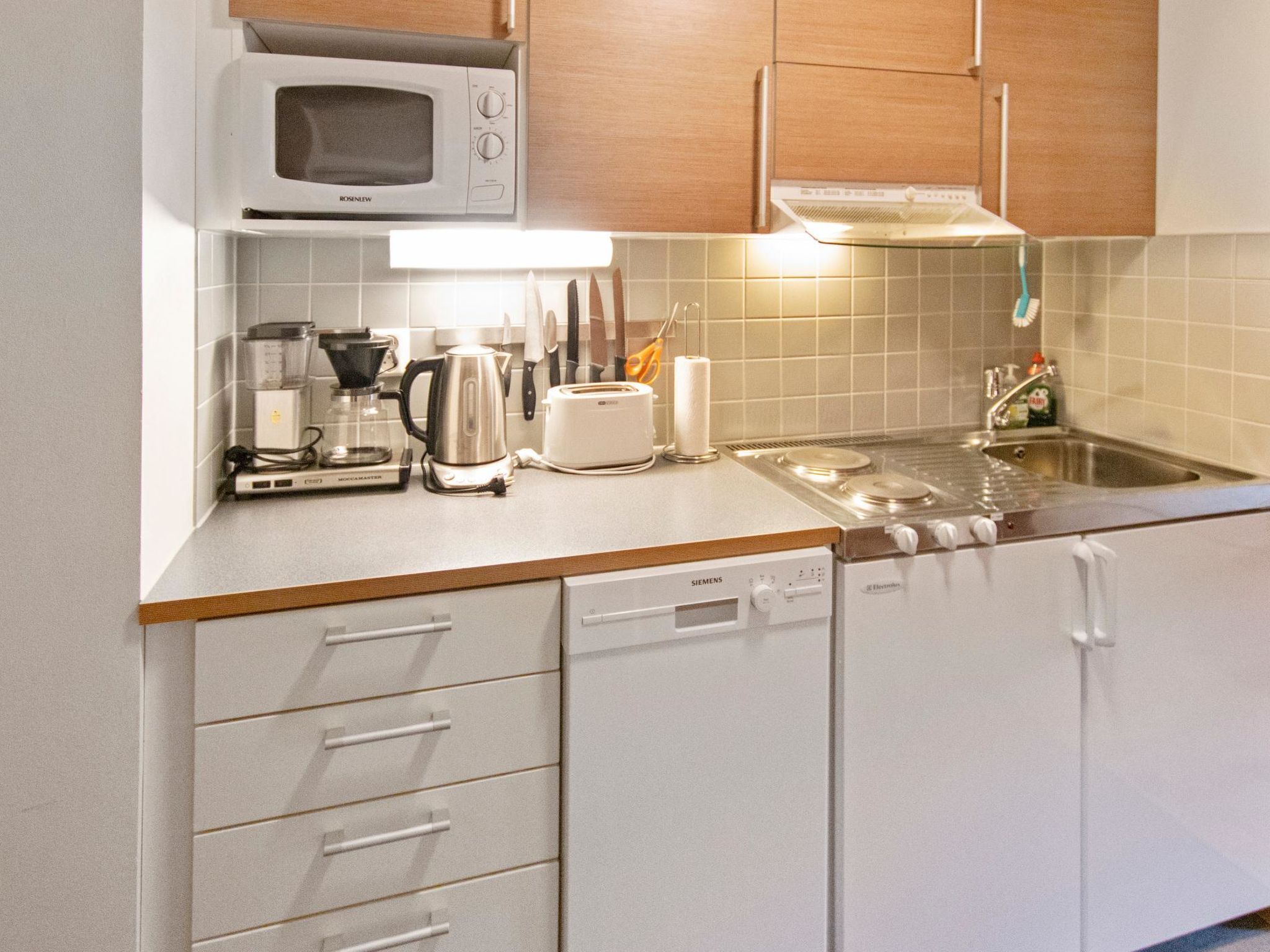 Fridge, microwave, dishwasher, cookware/dishes/utensils