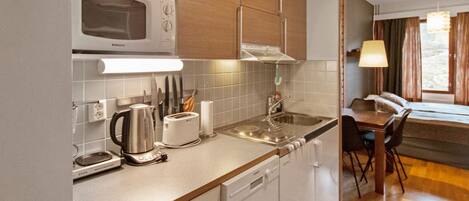 Jääkaappi, mikroaaltouuni, astianpesukone