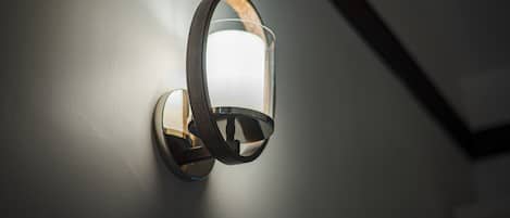 Una lámpara de pared con estructura de madera y pantalla de vidrio rectangular.