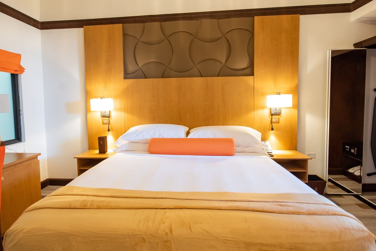 Premium bedding, in-room safe, desk, laptop workspace