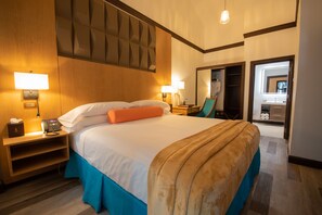 Main King | Premium bedding, in-room safe, individually furnished, desk