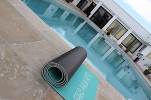 室外游泳池，日光浴躺椅