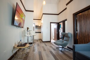 特色套房 | 高档床上用品、客房内保险箱、特色家居、办公桌