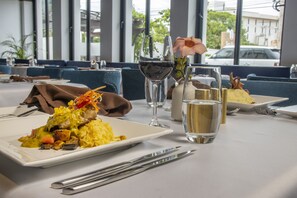 Petit déjeuner préparé sur commande (34 USD par personne)