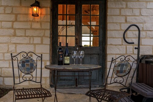 The Grapetown Gasthaus @ TimberRose Ranch hot tub