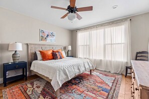 3 slaapkamers, een strijkplank/strijkijzer, gratis wifi, beddengoed