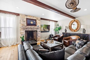 Smart TV - The Ranch House @ TimberRose Ranch 3BR FBG hot tub (Fredericksburg)