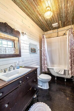 Shower, hair dryer, towels - The Stone Cottage for 2 @ TimberRose Ranch hot tub (Fredericksburg)