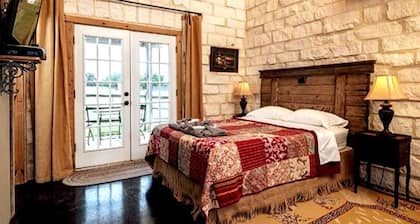 The Stone Cottage for 2 @ TimberRose Ranch hot tub