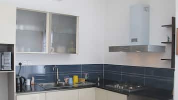 Refrigerador, microondas, horno y tetera eléctrica