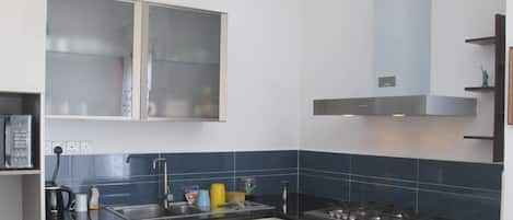 Frigorifero, microonde, forno, bollitore elettrico