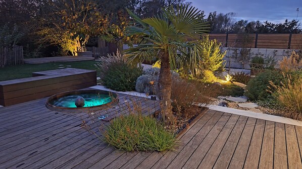 Terrace/patio - VILLA 6 persons, 5*, with swimming pool, spa and river (L'Isle-sur-la-Sorgue)