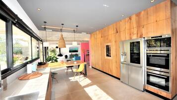 Réfrigérateur, micro-ondes, four, plaque de cuisson